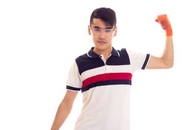 Eldiven ve gözlük elektrikli tornavida tutan genç adamla