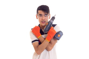 Eldiven ve gözlük elektrikli tornavida tutan genç adamla