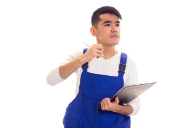 Mavili genç adam elinde kalem ve klasör tutuyor.