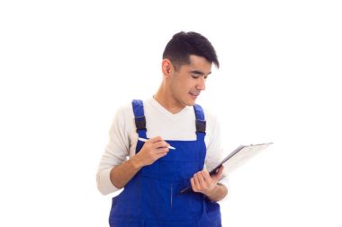 Mavili genç adam elinde kalem ve klasör tutuyor.