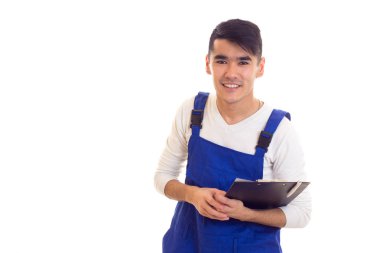 Mavili genç adam elinde kalem ve klasör tutuyor.