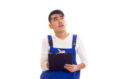 Mavili genç adam elinde kalem ve klasör tutuyor.