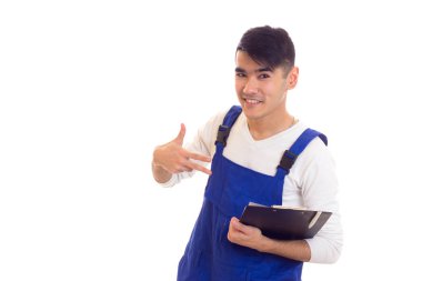 Mavili genç adam elinde kalem ve klasör tutuyor.