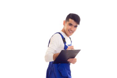 Mavili genç adam elinde kalem ve klasör tutuyor.