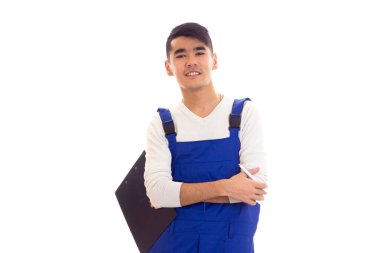 Mavili genç adam elinde kalem ve klasör tutuyor.