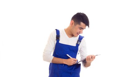 Mavili genç adam elinde kalem ve klasör tutuyor.