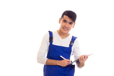 Mavili genç adam elinde kalem ve klasör tutuyor.