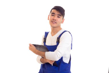 Mavili genç adam elinde kalem ve klasör tutuyor.