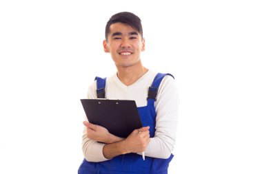 Mavili genç adam elinde kalem ve klasör tutuyor.