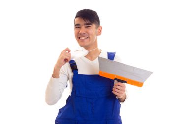 Spatula tutan gaz maskesi ile genel Mavili adam