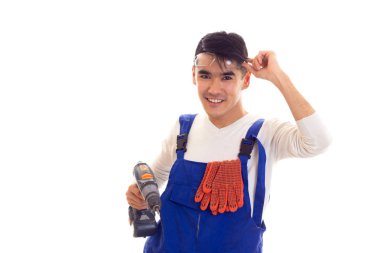 Genel olarak eldiven ve gözlük elektrikli tornavida tutan adam