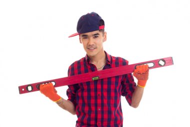 Eldiven ve snapback düzeyi tutan genç adam