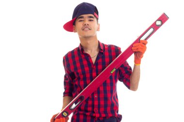 Eldiven ve snapback düzeyi tutan genç adam