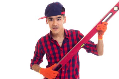 Eldiven ve snapback düzeyi tutan genç adam