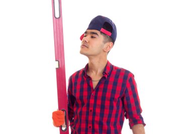 Eldiven ve snapback düzeyi tutan genç adam
