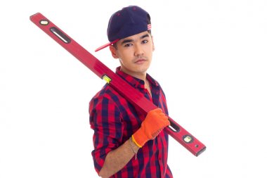 Eldiven ve snapback düzeyi tutan genç adam