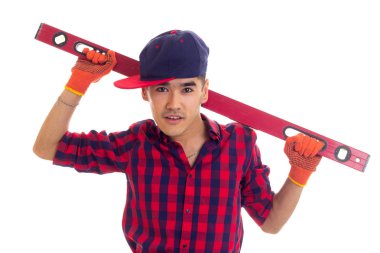 Eldiven ve snapback düzeyi tutan genç adam