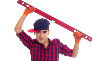 Eldiven ve snapback düzeyi tutan genç adam