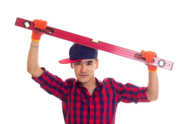 Eldiven ve snapback düzeyi tutan genç adam