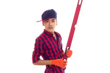 Eldiven ve snapback düzeyi tutan genç adam