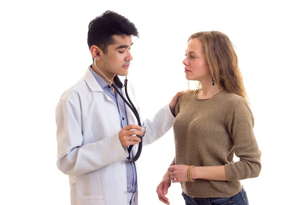 Médico escutando batimento cardíaco da mulher — Fotografia de Stock