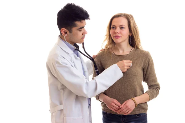 Доктор слухає серцебиття жінки — стокове фото