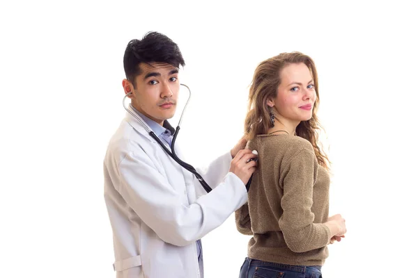 Médico escuchando a las mujeres espalda — Foto de Stock