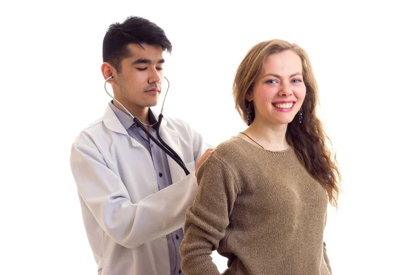 Médico ouvindo as mulheres de volta — Fotografia de Stock