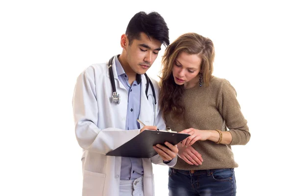 Médico varón hablando con mujer joven — Foto de Stock