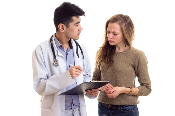 Mannelijke arts in gesprek met jonge vrouw — Stockfoto