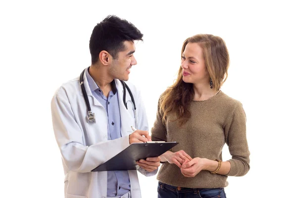 Médico varón hablando con mujer joven — Foto de Stock