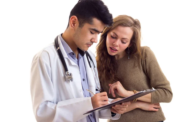 Manliga läkare att prata med ung kvinna — Stockfoto