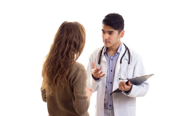 Lekarz mówi do młodej kobiety — Zdjęcie stockowe