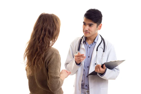 Mannelijke arts in gesprek met jonge vrouw — Stockfoto