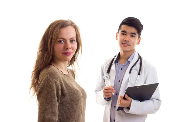 Médico varón y mujer joven — Foto de Stock