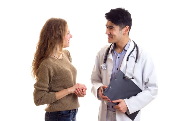 Médico varón hablando con mujer joven — Foto de Stock