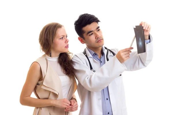 Ο γιατρός δείχνει ακτινογραφία σε νεαρή γυναίκα — Φωτογραφία Αρχείου