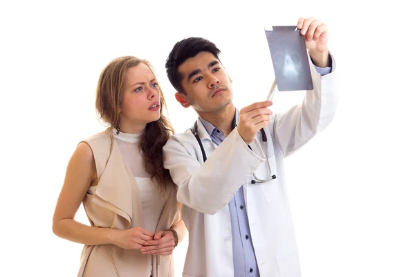 Doctor mostrando rayos X a una mujer joven — Foto de Stock