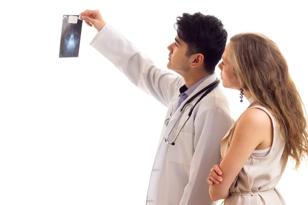 Dottore che mostra i raggi X alla giovane donna — Foto Stock