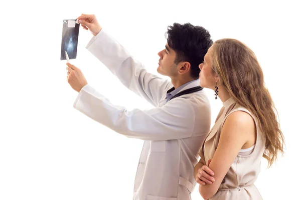 Doctor showing X-ray to young woman — Stock Photo, Image