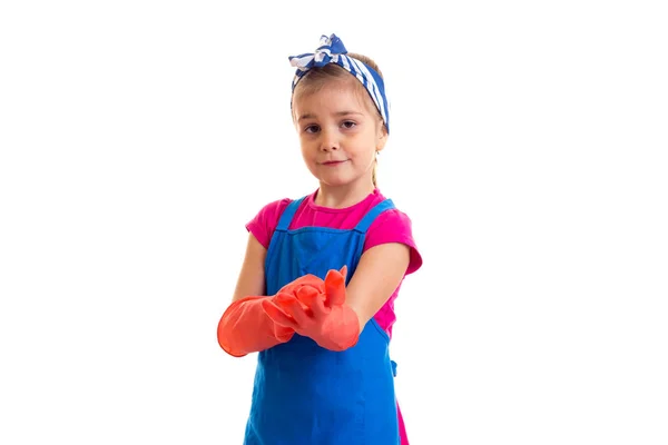 Mädchen in Schürze und Handschuhen — Stockfoto