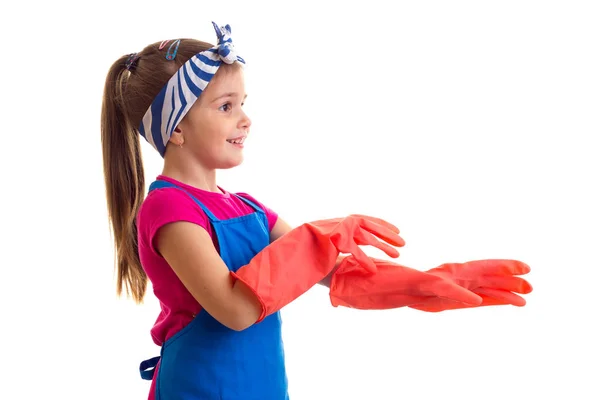 Девушка в фартуке и перчатках — стоковое фото