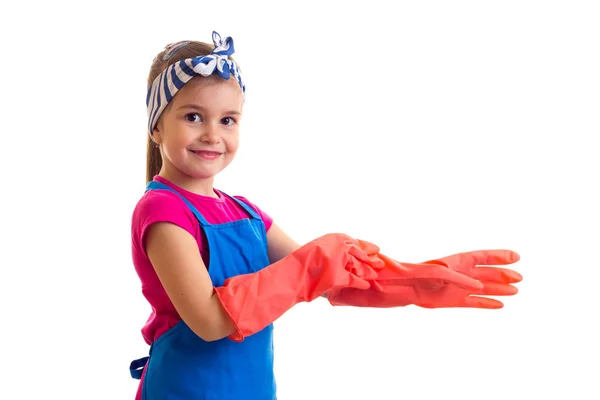 Mädchen in Schürze und Handschuhen — Stockfoto