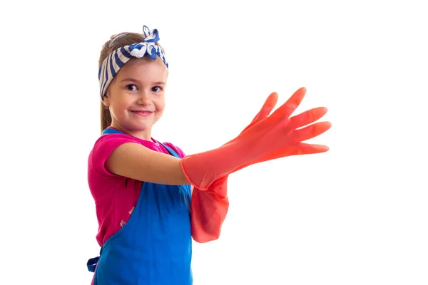 Meisje in schort en handschoenen — Stockfoto