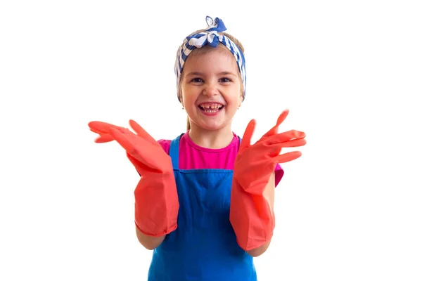 Meisje in schort en handschoenen — Stockfoto