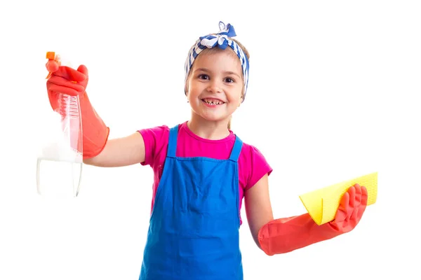 Meisje in schort en handschoenen holding spray en duster — Stockfoto