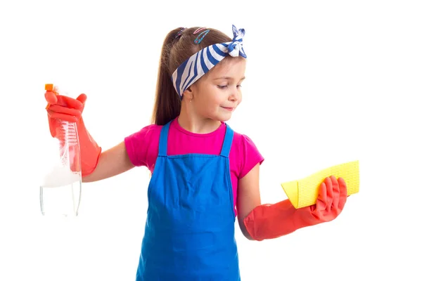 Fille en tablier et gants tenant pulvérisation et plumeau — Photo