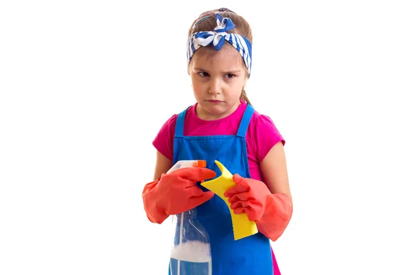 Menina em avental e luvas segurando spray e espanador — Fotografia de Stock