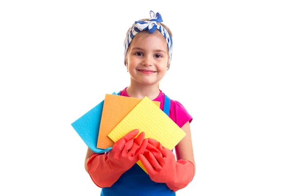 Meisje in schort en handschoenen houden poetsdoeken — Stockfoto