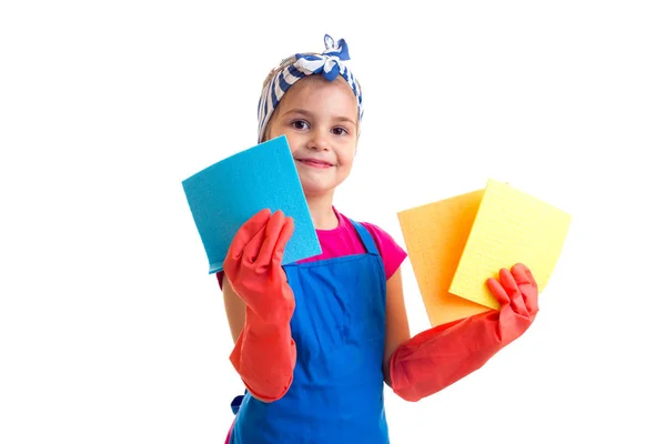 Meisje in schort en handschoenen houden poetsdoeken — Stockfoto